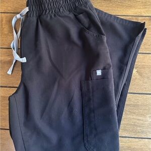 Figs Highwaisted Kade Cargo Black scrubs